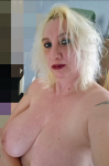 Geile blondine met grote borsten